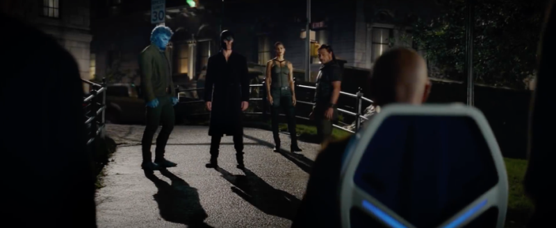 Xavier hablando con Bestia, Magneto, Selene, y Loto Rojo.